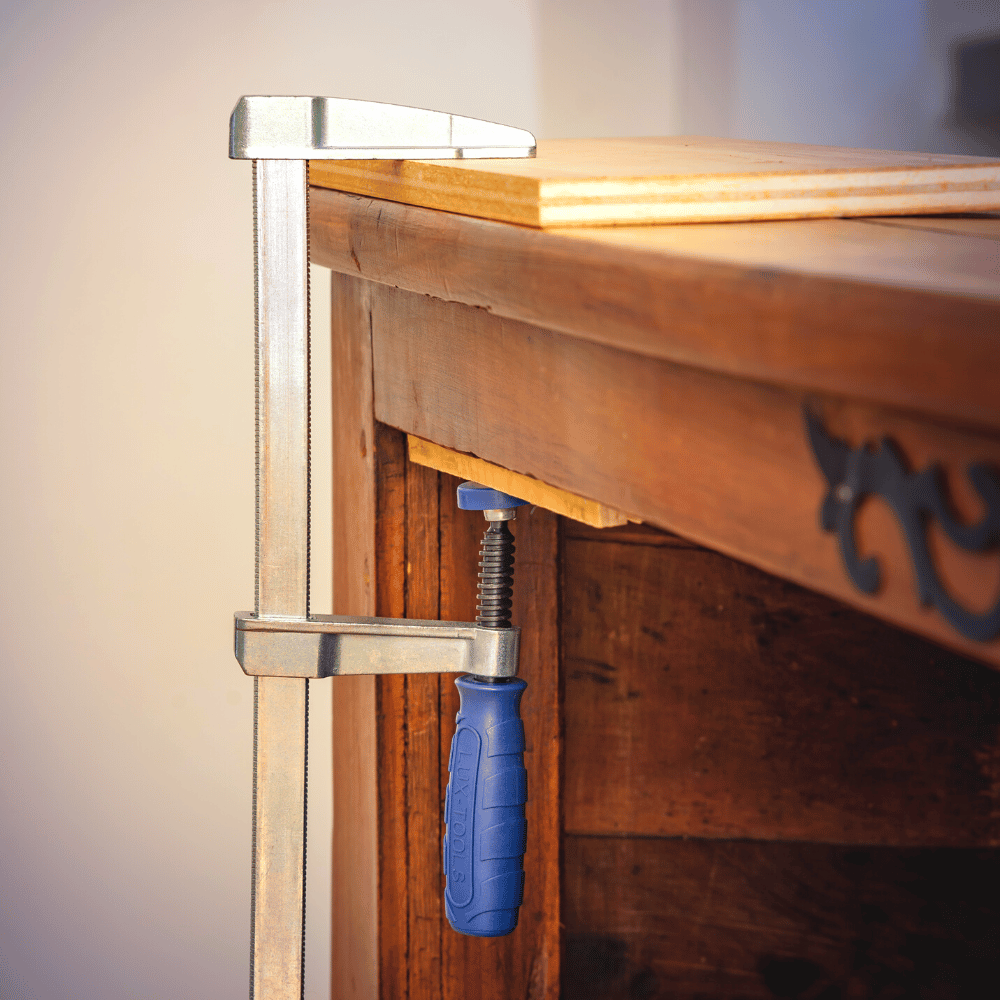 How Long Should Wood Glue Dry Before Removing Clamps?